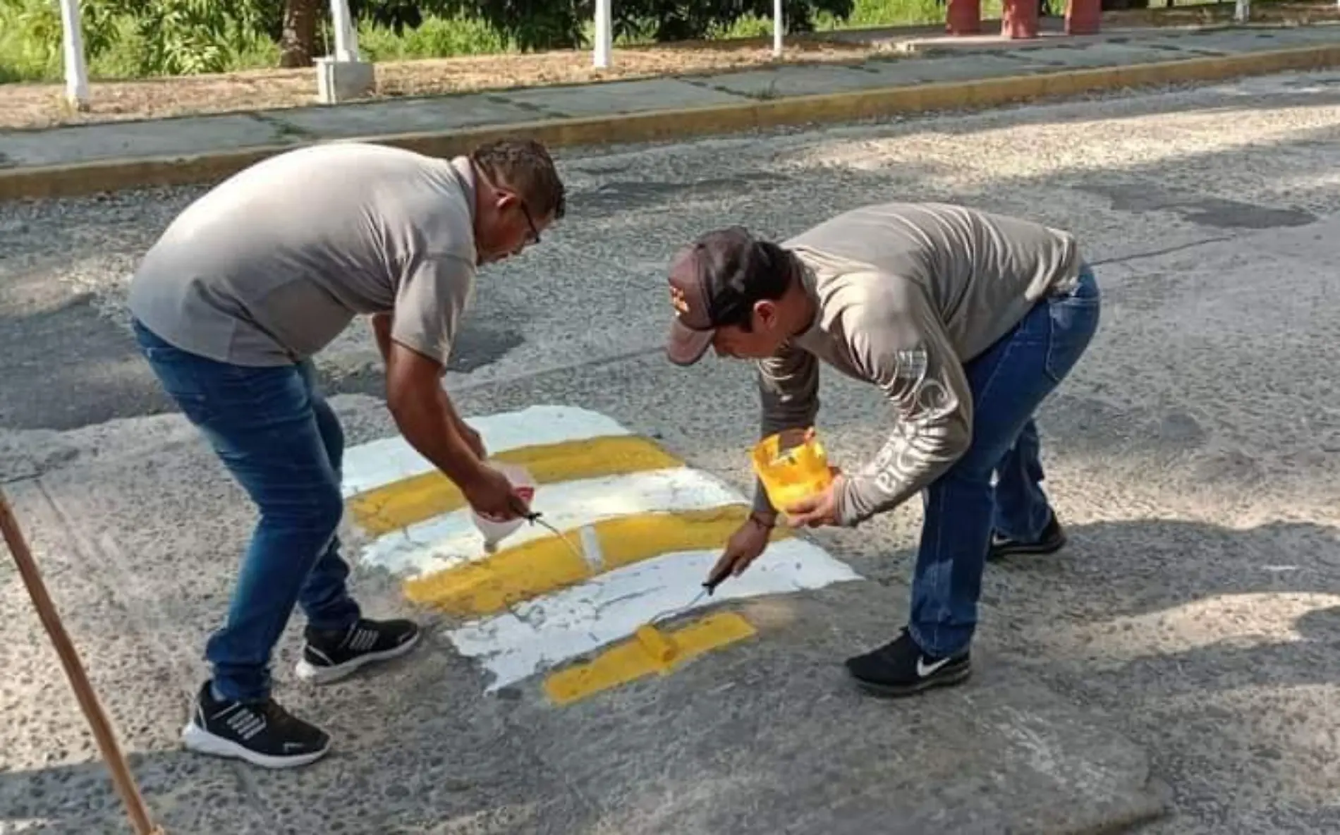 personas pintando topes